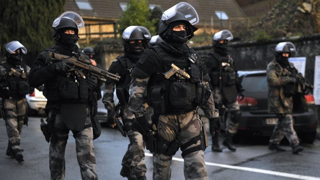 ΕΚΤΑΚΤΟ! Το ISIS χτύπησε την Γαλλία – O δράστης φώναξε ο Αλλάχ είναι μεγάλος και άρχισε να πυροβολεί μέσα σε super market – Δύο νεκροί (upd)